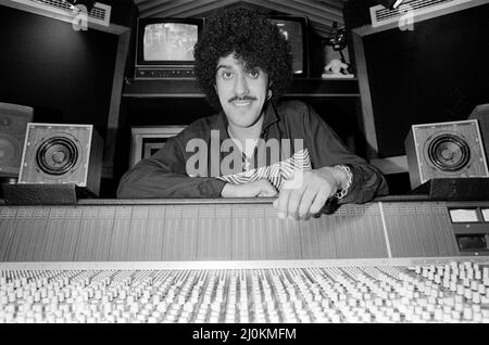 Phil Lynott de Thin Lizzy pendant une session d'enregistrement pour le nouvel album des groupes. Photo prise le 27th septembre 1982 Banque D'Images