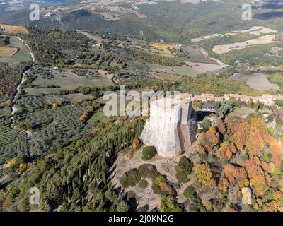 Château fortifié médiéval sur une colline et vue sur les collines en Toscane, Italie en automne Banque D'Images