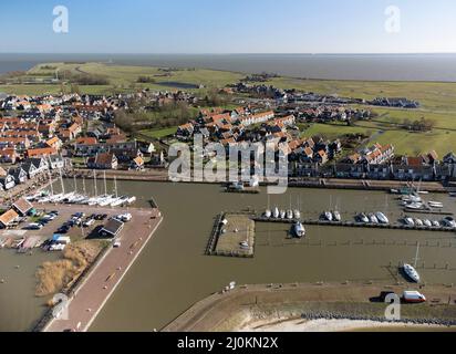 Vue aérienne sur la petite ville hollandaise Marken avec des maisons en bois situées sur l'ancienne île dans le nord de la Hollande, pays-Bas en journée ensoleillée Banque D'Images