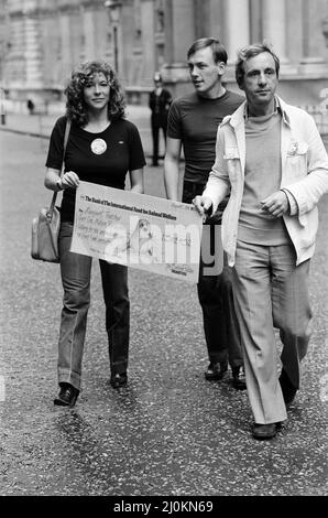 Contre la chasse au phoque, les marcheurs ont défilé de Hyde Park à Downing Street pour remettre au numéro 10, 1 309 429 signatures du public britannique appelant à une interdiction immédiate de tous les produits du phoque au Royaume-Uni. Sur la photo du rallye, de gauche à droite, l'actrice Carol Drinkwater, les acteurs Christopher Timothy et Andrew Sachs. 17th août 1980. Banque D'Images