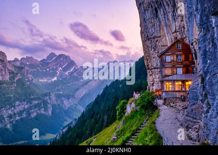 Ebenalp, Suisse célèbre auberge de montagne aescher au milieu du sentier de randonnée, aescher Wildkichi. Banque D'Images