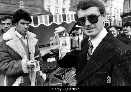 Newcastle barrow garçons avec leurs licences de commerce légal dans le centre-ville le 26th octobre 1981. Ils fêtaient après une bataille de sept ans avec le conseil municipal de Newcastle. Banque D'Images