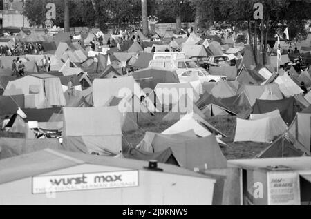 Les festivaliers au Festival national de Rock 20th, qui se tient du 22nd au 24th août, à Richfield Avenue, Reading, août 1980. Banque D'Images