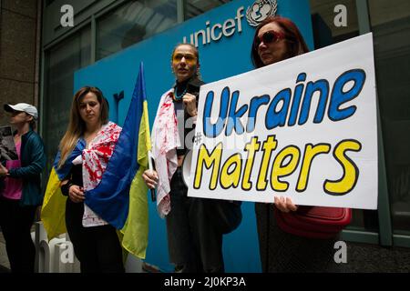 New York, États-Unis. 19th mars 2022. Un manifestant tient un signe disant : « l'Ukraine compte » lors de la manifestation. Les manifestants américano-ukrainiens défilent du bâtiment de l'UNICEF à Times Square en solidarité avec les mères ukrainiennes et appellent à sauver leurs enfants de l'agression militaire russe. Crédit : SOPA Images Limited/Alamy Live News Banque D'Images