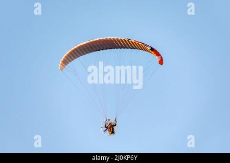 Vol en parapente motorisé Banque D'Images