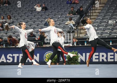 Birmingham, ALABAMA, États-Unis. 19th mars 2022. Les membres de l'équipe de gymnastique féminine de l'Alabama se réchauffent avant les championnats de gymnastique féminine de la SEC 2022 à l'Legacy Arena de Birmingham, EN ALABAMA. Kyle Okita/CSM/Alamy Live News Banque D'Images