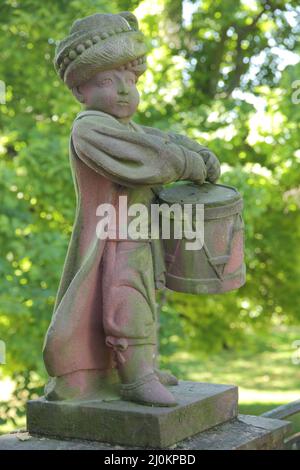 Garçon en tant que batteur dans le Bolongarogarten à Höchst, Francfort, Hesse, Allemagne Banque D'Images