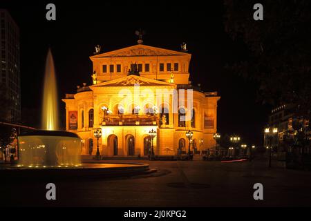 Old Opera and Lucae Fountain at Night, Francfort, Opernplatz, Hesse, Allemagne Banque D'Images