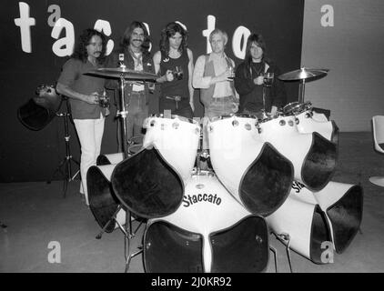 Le groupe de rock anglais Uriah Heep visite la British Music Fair à Londres, en Angleterre, en 1986. Ici posant avec le kit de tambour de Staccato alors révolutionnaire. Banque D'Images