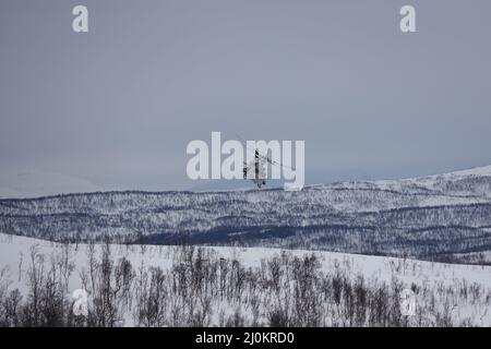 Le colonel Eirik Stueland de la Royal Norwegian Air Force passe dans un VENIN UH-1Y tout en effectuant des manœuvres aériennes pendant l'exercice Cold Response 2022, Setermoen, Norvège, 17 mars 2022. Stueland est le commandant de l'escadre des hélicoptères maritimes et le UH-1Y Venom est affecté à l'escadron des hélicoptères d'attaque de lumière marine 269. L'exercice Cold Response '22 est un exercice biennal de préparation nationale et de défense norvégien qui a lieu dans toute la Norvège, avec la participation de chacun de ses services militaires, ainsi que de 26 autres nations alliées de l'Organisation du Traité de l'Atlantique Nord et partenaires régionaux Banque D'Images