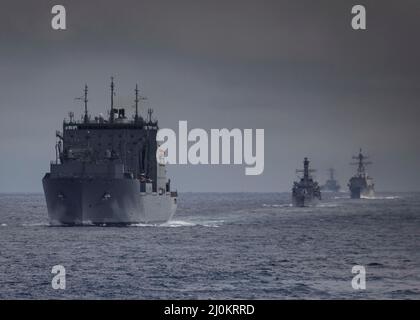 OCÉAN ATLANTIQUE (17 mars 2022) – navire de fret sec de classe Lewis et Clark USNS William McLean (T AKE-12), à gauche, frégate de la Marine royale HMS porter (F79), au centre, Et le destroyer de missiles guidés de classe Arleigh Burke USS Nitze (DDG 94) se forme derrière le destroyer de missiles guidés de classe Arleigh Burke USS porter (DDG 78), mars 17. Le USS porter, déployé à Rota, en Espagne, participe actuellement à l'exercice de la Force opérationnelle dans la zone d'opérations de la flotte américaine 2nd. Le TTEX sert d'exercice de certification pour le déploiement indépendant des navires et est conçu pour tester l'état de préparation et l'exécution de la mission Banque D'Images