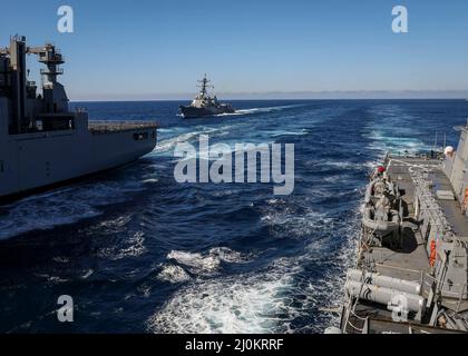 OCÉAN ATLANTIQUE (17 mars 2022) – le destroyer à missiles guidés de la classe Arleigh Burke USS Truxtun (DDG 103), centre, et le destroyer à missiles guidés de la classe Arleigh Burke USS porter (DDG 78), à droite, se déplacent en position le long du navire à cargaison sèche de la classe Lewis et Clark USNS William McLean (T AKE-12), mars 17. Le USS porter, déployé à Rota, en Espagne, participe actuellement à l'exercice de la Force opérationnelle dans la zone d'opérations de la flotte américaine 2nd. Le TTEX sert d'exercice de certification pour le déploiement indépendant des navires et est conçu pour tester la préparation et le rendement de la mission dans les opérations intégrées Banque D'Images