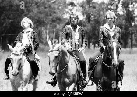 La police, groupe pop/rock, photographié sur des chevaux. À gauche est le guitariste Andy Summers Middle is le batteur Stewart Copeland à droite est Sting (nom réel Gordon Sumner) photo prise en Amérique du Sud, alors que le groupe était en tournée en 1980. Photo prise le 18th décembre 1980 Banque D'Images