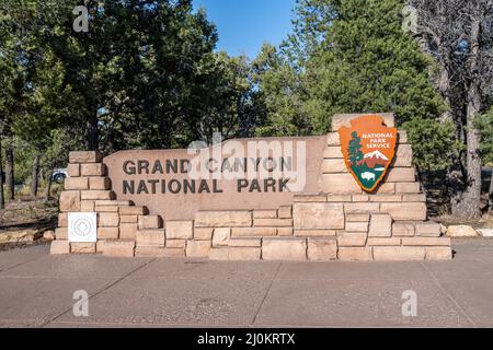 Une route d'entrée en direction du parc national du Grand Canyon, en Arizona Banque D'Images