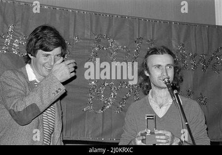 Michael Palin et Phil Collins lors d'une cérémonie de remise des prix Melody Maker Poll à Londres, en Angleterre, en 1979. Banque D'Images