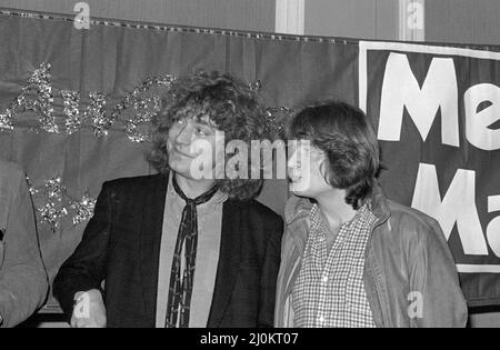 Robert Pland et John Paul Jones, du groupe de rock anglais, ont mené Zeppelin à la collecte d'un prix lors d'une cérémonie des Melody Maker Poll Awards à Londres, en Angleterre, en 1979. Banque D'Images