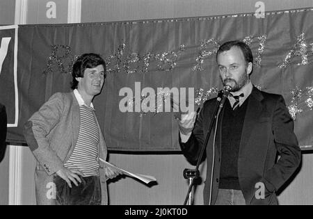 Le comédien Michael Palin et le DJ John Peel lors de la cérémonie des Melody Maker Poll Awards 1979 à Londres. Banque D'Images