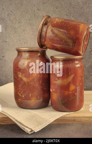 Home canning : poivrons en conserve dans des bocaux en verre Banque D'Images