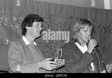 Michael Palin remet un prix à Annie Nightingale lors d'une cérémonie de remise des Melody Maker Poll Awards à Londres, en Angleterre, en 1979. Banque D'Images