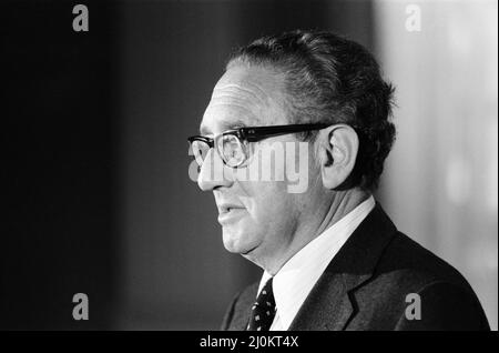 Henry Kissinger s'est exprimé lors d'une conférence de presse, répondant aux questions sur son dernier livre, années de bouleversements. Claridge's Hotel, Londres. 27th avril 1982. Banque D'Images