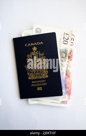 Passeport canadien en arrière-plan avec devise britannique. Banque D'Images