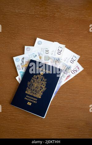 Passeport canadien en arrière-plan avec devise britannique. Banque D'Images