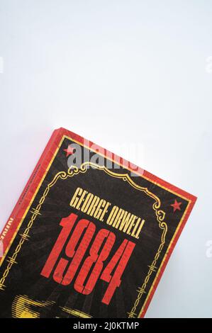 Calgary (Alberta) - le 17 mars 2022 : sélection de la couverture de George Orwell's 1984. Banque D'Images