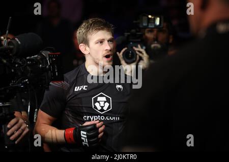 LONDRES, Royaume-Uni - MARS 19: Arnold Allen se prépare à combattre Dan Hooker dans leur combat de poids de Featherweight pendant la nuit de combat de l'UFC 204: Volkov v Aspinall événement à l'Arena O2 le 19 mars 2022 à Londres, Royaume-Uni, Royaume-Uni. (Photo de Vianney le Caer/PxImages) Banque D'Images