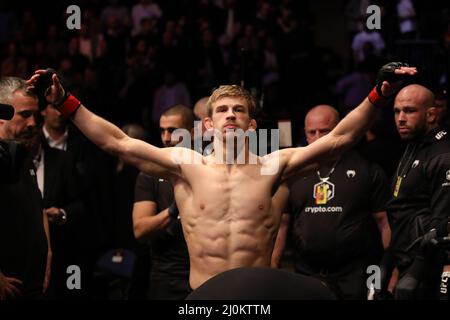 LONDRES, Royaume-Uni - MARS 19: Arnold Allen se prépare à combattre Dan Hooker dans leur combat de poids de Featherweight pendant la nuit de combat de l'UFC 204: Volkov v Aspinall événement à l'Arena O2 le 19 mars 2022 à Londres, Royaume-Uni, Royaume-Uni. (Photo de Vianney le Caer/PxImages) Banque D'Images