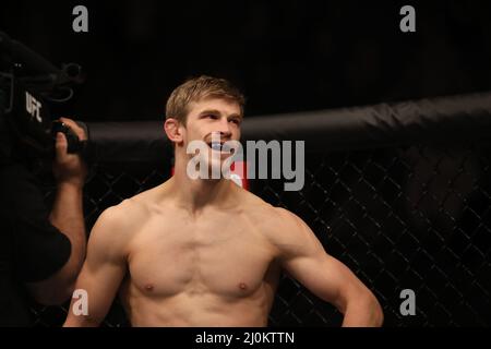 LONDRES, Royaume-Uni - MARS 19: Arnold Allen se prépare à combattre Dan Hooker dans leur combat de poids de Featherweight pendant la nuit de combat de l'UFC 204: Volkov v Aspinall événement à l'Arena O2 le 19 mars 2022 à Londres, Royaume-Uni, Royaume-Uni. (Photo de Vianney le Caer/PxImages) Banque D'Images