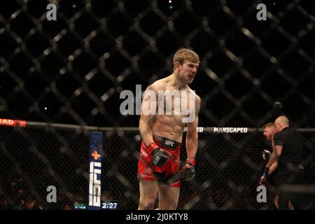 LONDRES, Royaume-Uni - MARS 19: Arnold Allen célèbre sa victoire sur Dan Hooker dans leur combat de poids de Featherweight pendant la nuit de combat de l'UFC 204: Volkov v Aspinall événement à la O2 Arena le 19 mars 2022 à Londres, Royaume-Uni, Royaume-Uni. (Photo de Vianney le Caer/PxImages) Banque D'Images