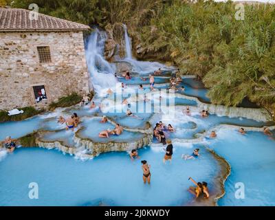 Toscane Italie, spa naturel avec cascades et sources d'eau chaude aux thermes de Saturnia, Grosseto, Toscane, Italie vue aérienne sur le Th Banque D'Images