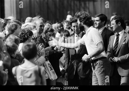 Le Transglobe Expedition rentre chez lui. Sir Ranulph Fiennes (avec barbe) photographié avec le prince Charles à leur arrivée, accueilli par des foules à Greenwich. 29th août 1982. Banque D'Images