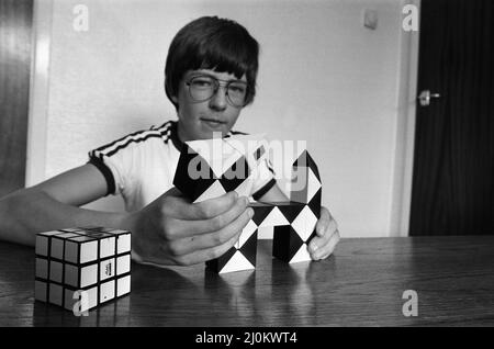 Terence Wilson, 14 ans, de Deepdale, près de Preston, avec son cube Rubik et son serpent. 28th août 1981. Banque D'Images