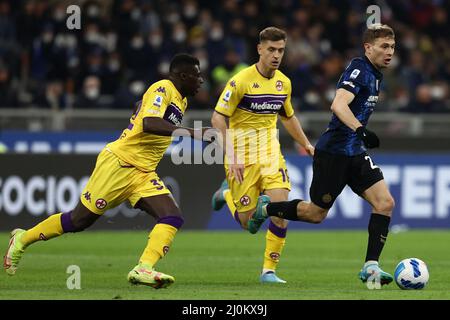 Stade San Siro, Milan, Italie, 19 mars 2022, Nicolo Barella (FC Internazionale) est contestée par Alfred Duncan (ACF Fiorentina) et Krzysztof Piate Banque D'Images