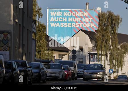 Rue résidentielle et grande affiche pour l'acier climatique, usine ThyssenKrupp Steel Europe, Bochum Banque D'Images