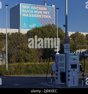 Station de charge et grande affiche pour l'acier climatique à l'usine ThyssenKrupp Steel Europe, Bochum Banque D'Images