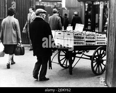 Le kit d'un commerçant de rue illégal est en mouvement pour échapper à la police le 31st janvier 1981 Banque D'Images