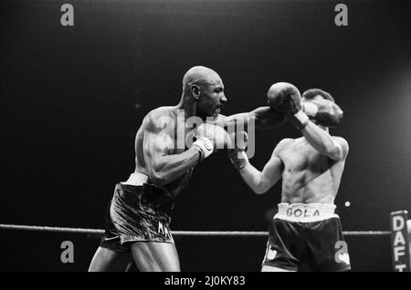 Alan Minter contre Marvin Hagler, WBA et WBC poids moyens lutte mondiale titre, Wembley Arena, Londres, Angleterre.C'était une lutte à dans lequel Hagler a gagné par TKO au troisième tour. Hagler a six ans invaincu avant de perdre ses titres à Sugar Ray Leonard en 1987. (Photo) Lutte à l'action. 27 Septembre 1980 Banque D'Images