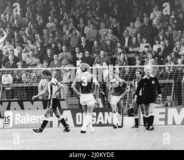 Oldham 2-2 Newcastle, match de la deuxième division de la ligue à Boundary Park, samedi 9th octobre 1982. Terry McDermott est envoyé. Banque D'Images