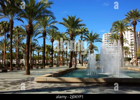 fontaine touristique sur la promenade de san antonio en été à ibiza sur l'île des baléares Banque D'Images