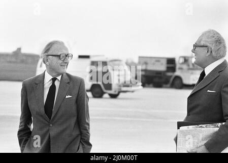 Lord Carrington, secrétaire aux Affaires étrangères, avec l'ancien Premier ministre James Callaghan à l'aéroport d'Heathrow, qui part pour le Caire pour assister au défilé funéraire du président égyptien assassiné Anwar Sadat.9th octobre 1981. Banque D'Images