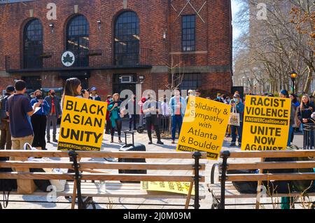 New York, États-Unis. 19th mars 2022. Des membres de la communauté se sont réunis dans le quartier chinois de Manhattan pour demander justice pour la violence faite aux femmes à l'occasion du premier anniversaire de la fusillade d'Atlanta, le 19 mars 2022.Community, des membres se sont réunis dans le quartier chinois de Manhattan pour demander justice pour la violence faite aux femmes à l'occasion du premier anniversaire de la fusillade d'Altanta, le 19 mars 2022. (Photo de Ryan Rahman/Pacific Press) crédit: Pacific Press Media production Corp./Alay Live News Banque D'Images