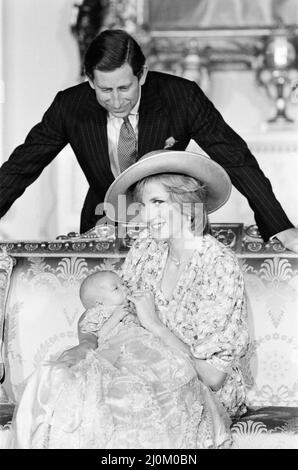 La princesse Diana, surveillée par le prince Charles, son mari, tient son fils le prince William dans ses bras dans la salle de dessin blanche du palais de Buckingham à la suite d'une cérémonie privée de baptême dans la salle de musique. Le prince a été baptisé dans la robe traditionnelle de la dentelle d'honneur. 4th août 1982. Banque D'Images