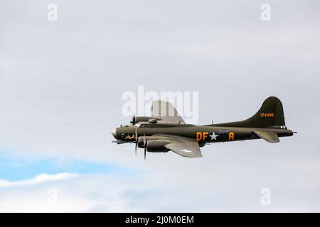 Memphis Belle Boeing B 17 Bomber survolant l'aérodrome de Shoreham Banque D'Images