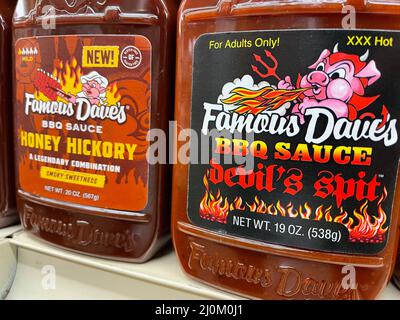 Augusta, GA USA - 03 17 22: Célèbre sauce barbecue de Daves sur une étagère de vente AU détail NOUVEAU Banque D'Images