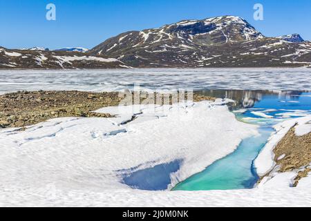 Lac turquoise gelé Vavatn panorama en été paysage Hemsedal Norvège. Banque D'Images