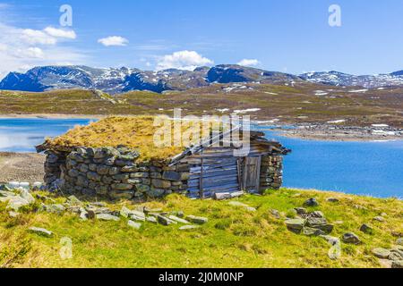 Vavatn lac panorama paysage chalets huts neige montagnes Hemsedal Norvège. Banque D'Images