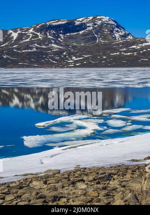 Lac turquoise gelé Vavatn panorama en été paysage Hemsedal Norvège. Banque D'Images