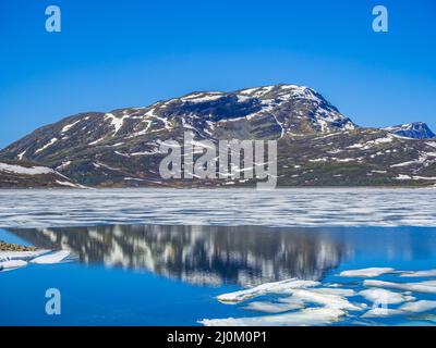 Lac turquoise gelé Vavatn panorama en été paysage Hemsedal Norvège. Banque D'Images